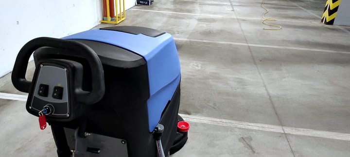 Floor scrubber-dryer in an underground garage
